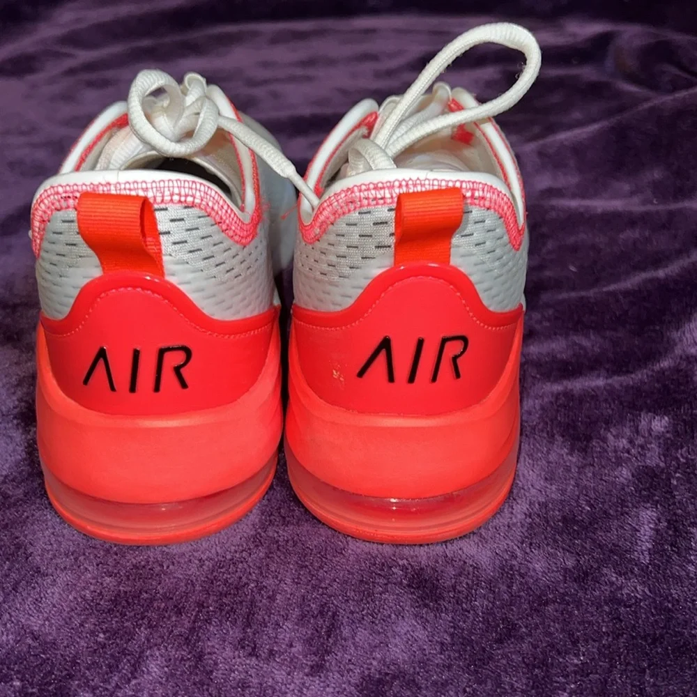 Nike Air Max Motion 2 Women’s 7.5 White Flash Crimson Sneakers AO0352-108